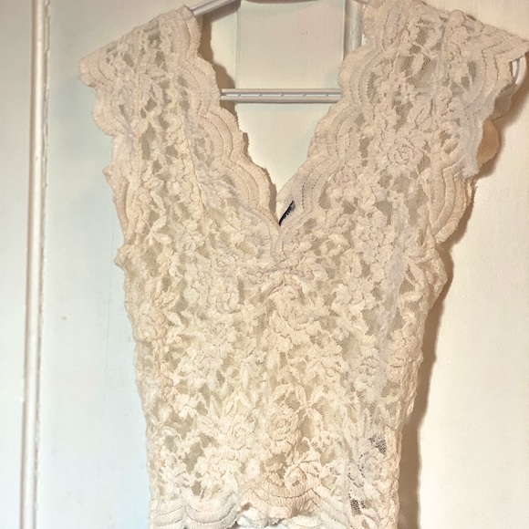 Chic Lace Crop - Picture 3 of 3